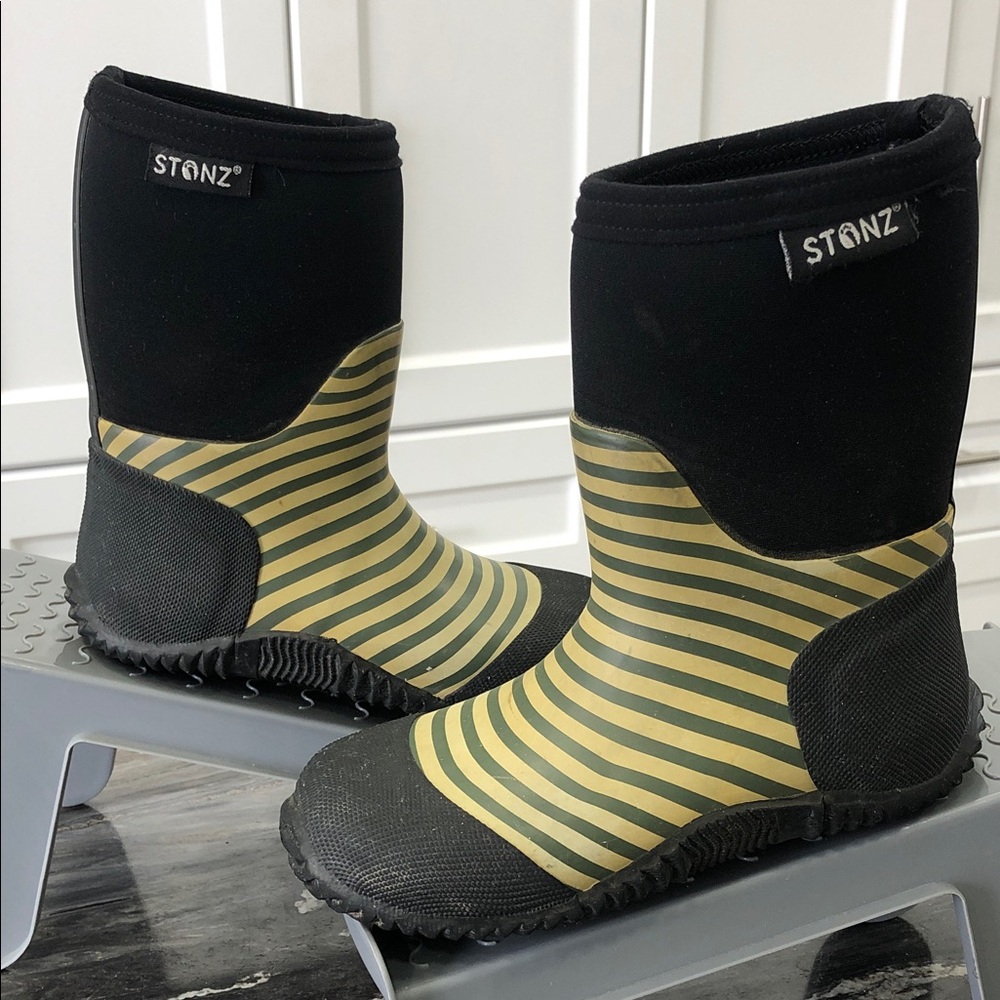Stonz West All-Season Waterproof Boots – Kids Size 10 – Black/Green/Tan